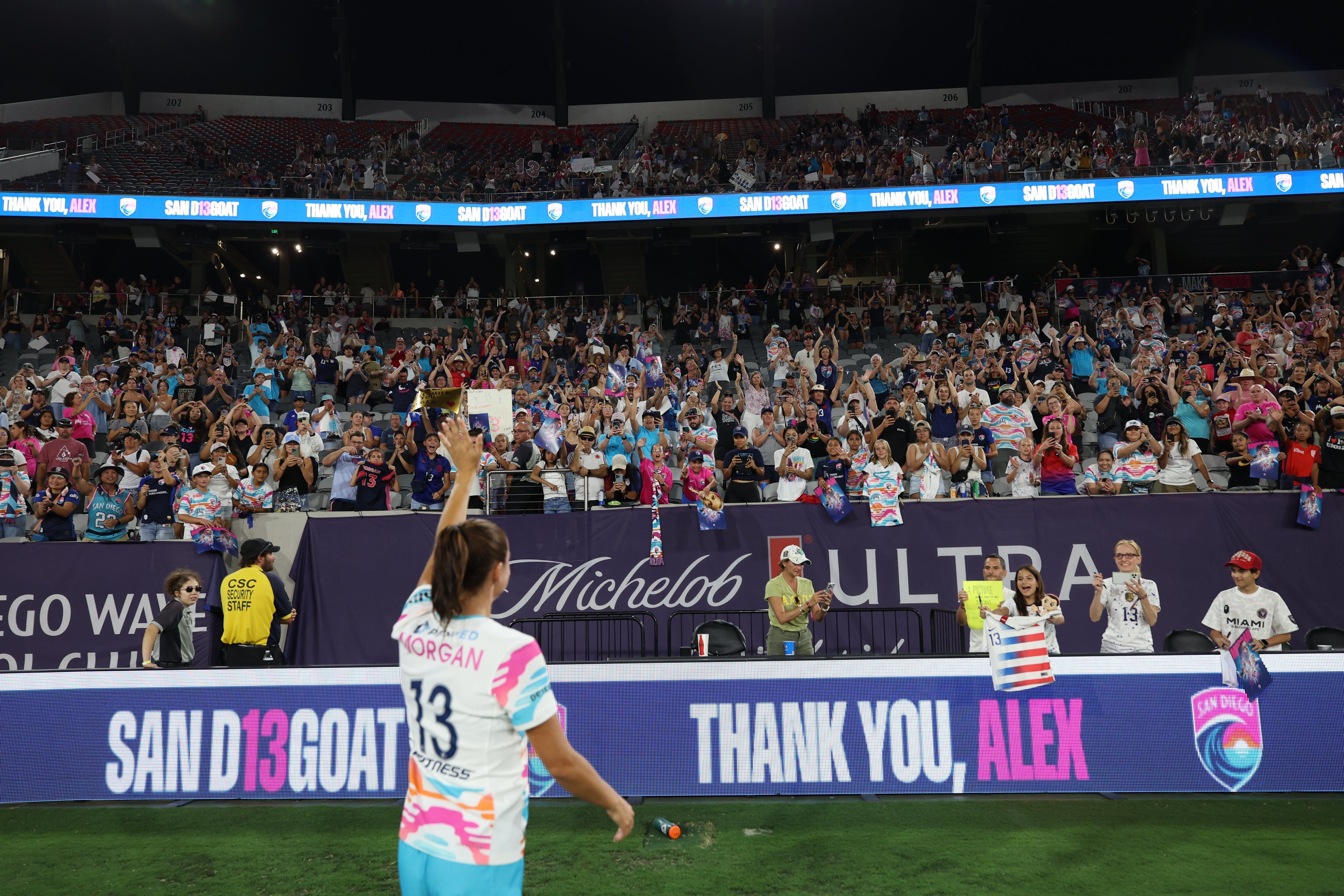 Alex Morgan y la afición en el Snapdragon Stadium.