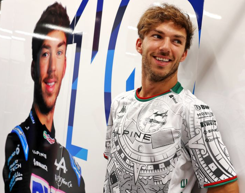 Pierre Gasly luciendo la camiseta del Gran Premio de México.