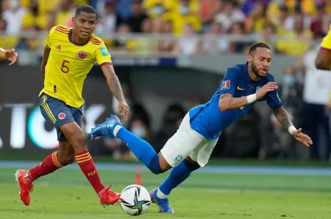 Barrios against Neymar in the match between the national teams of Colombia and Brazil