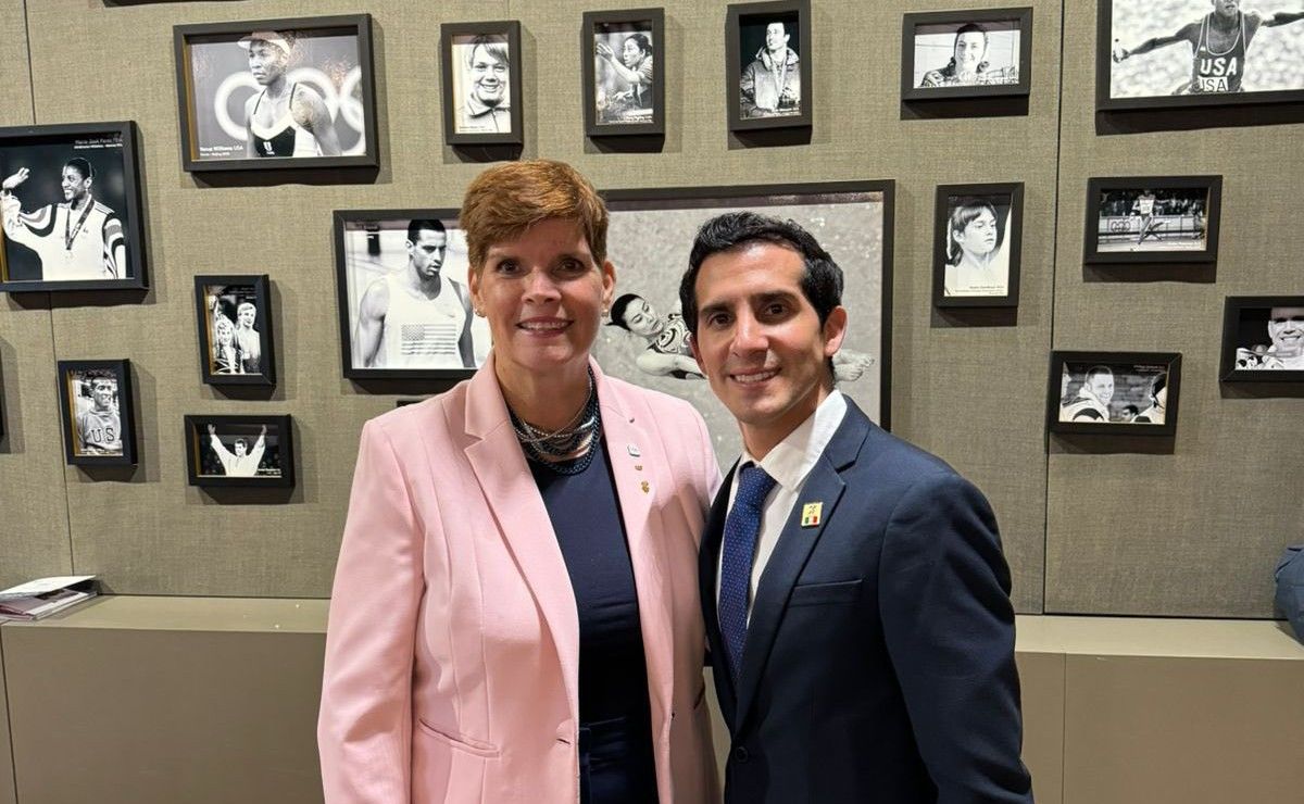 Rommel Pacheco junto a Nicole Hoevertsz, vicepresidenta del Comité Olímpico Internacional.