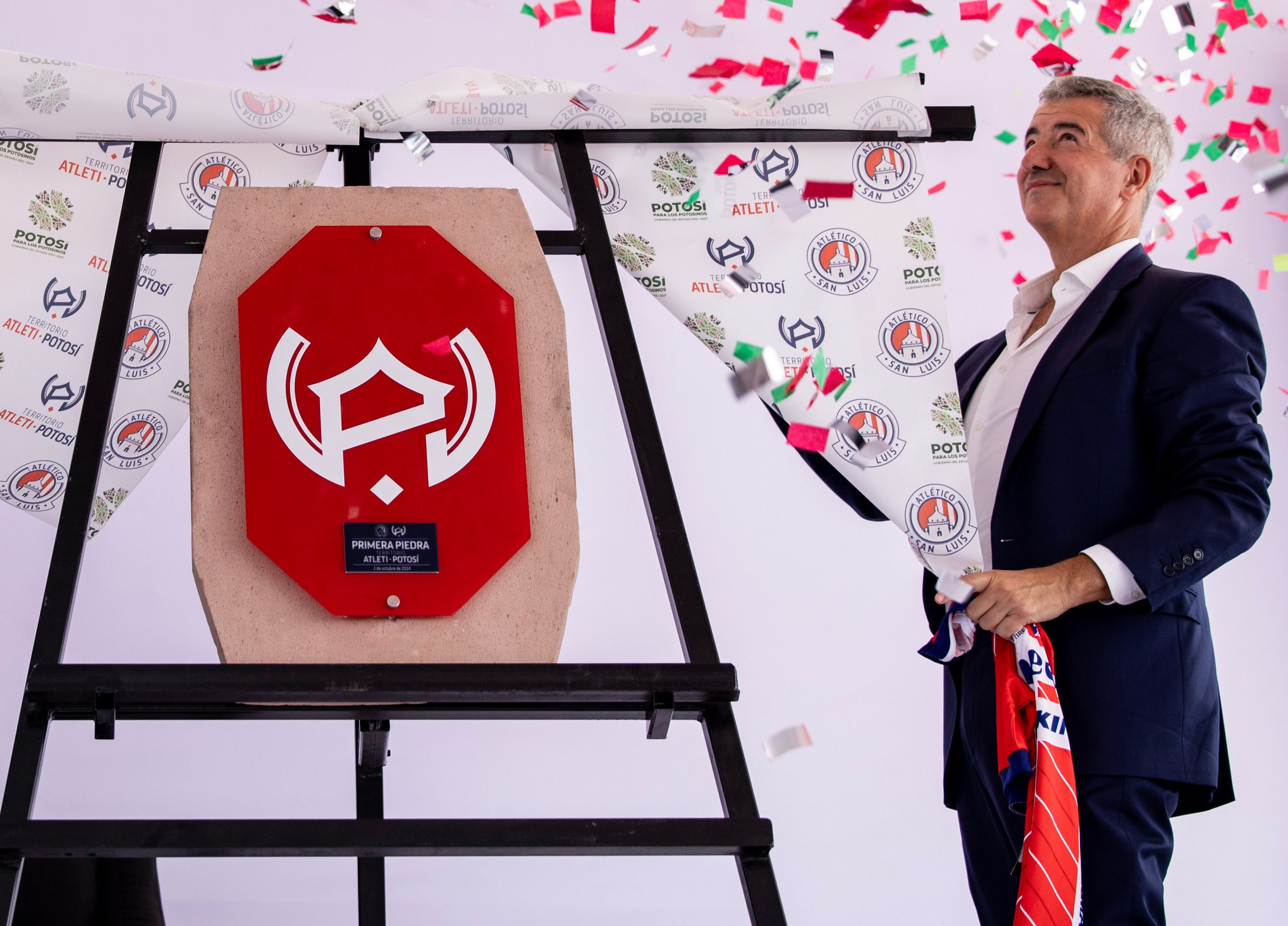 Miguel Ángel Gil en la colocación de la primera piedra del Territorio Atleti Potosí. Foto: Atlético de San Luis.