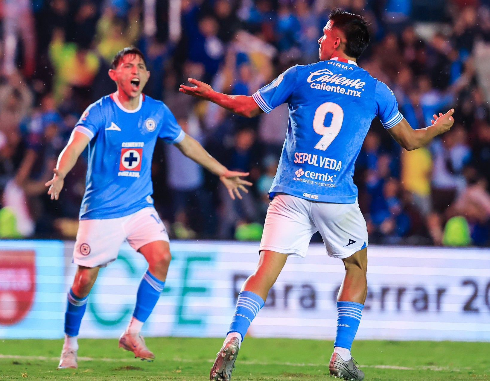 Festejo de gol de Cruz Azul.